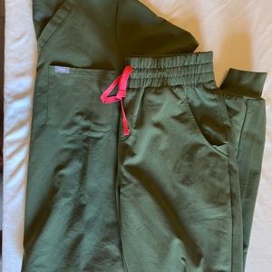 Figs Scrub Set in Dark Olive